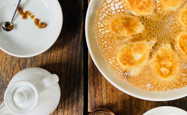 点心師の作るジューシー羽付き餃子